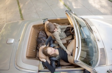 Сексуальная цыпочка Дэни Дэниелс целуется со своей подругой лесбиянкой на открытом воздухе 3