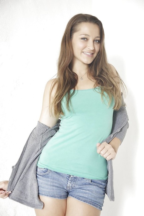 Красотка с крошечными сиськами Дэни Дэниелс снимает свои джинсовые шорты и обтягивающую рубашку 2