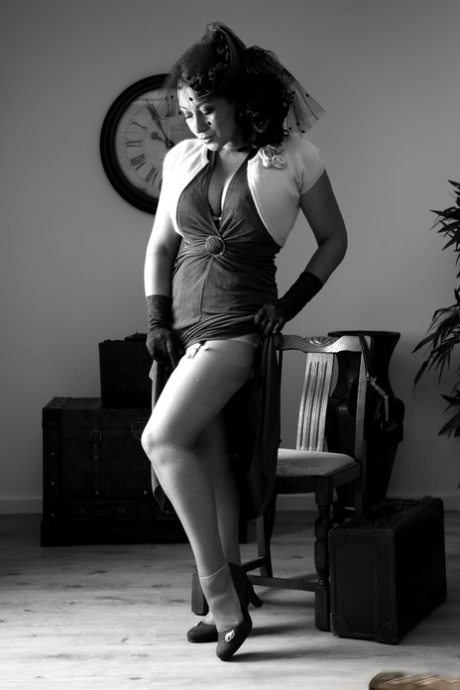 Классная зрелая дама Даника Коллинз с обнаженными большими сиськами и кустом в черных перчатках 3