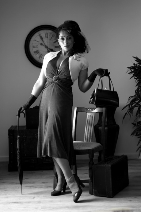 Стильная пожилая леди Даника Коллинз также обнажает свои большие сиськи и куст 2