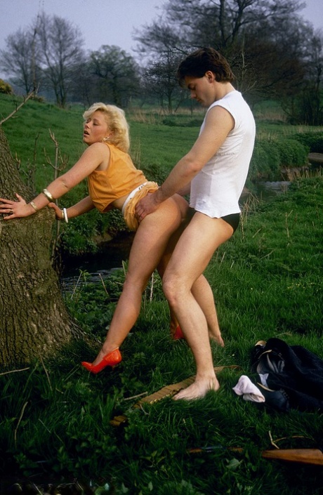 Возбужденные самки с ретро-прическами трахают друг друга и парней тоже в поле 10