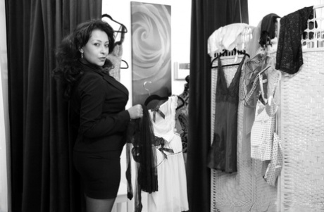 Зрелая женщина Даника Коллинз показывает свои большие сиськи во время слежки 1