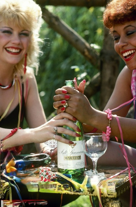 Возбужденные самки с ретро-прическами трахают друг друга и парней тоже в поле 6