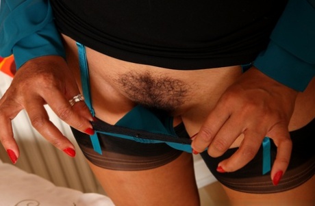 Горячая зрелая женщина Даника Коллинз демонстрирует свои товары в нейлоновых чулках с задним швом 13