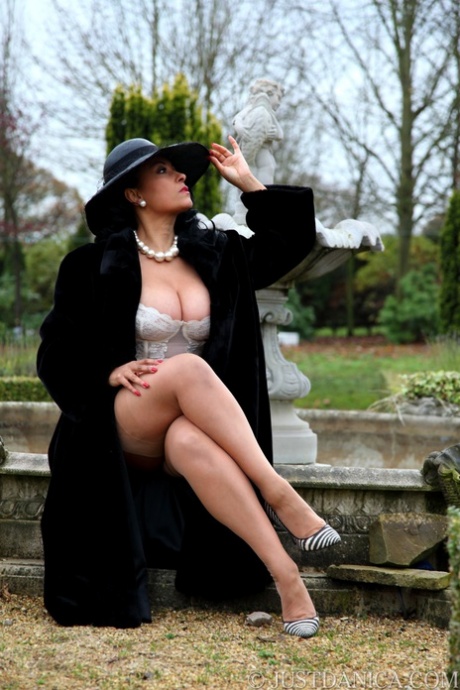 Классная зрелая женщина Даника Коллинз освобождает большие сиськи и попку от меховой шубы 5