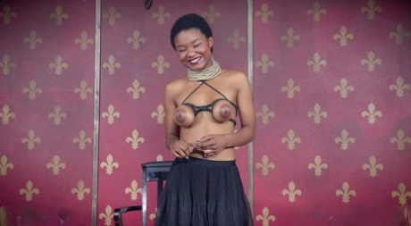 Связанную негритянскую рабыню Калисту Стоунм заставили сосать и есть киску в БДСМ втроем 3