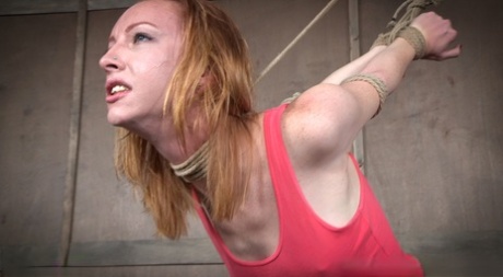 Рыжеволосую молоденькую Кэти Кисс трахает в рот лесбиянка и ее член со страпоном 15