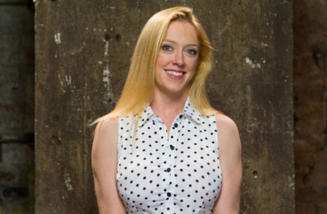 Пышная мамаша Ди Уильямс резвится во время болезненного сеанса бондажа 13