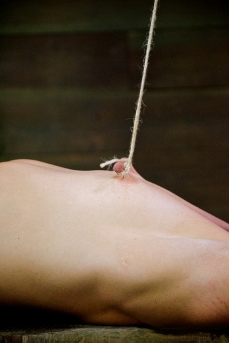 Молодые шлюшки от боли вместе выдерживают экстремальный сеанс бондажа в подземелье 9