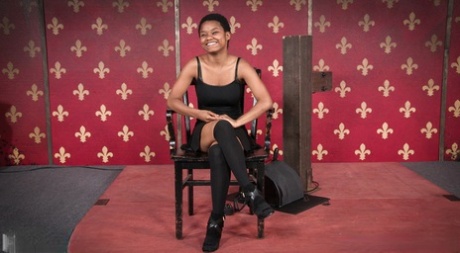 Чернокожая самка Каллиста Стоунм терпит, когда ее трахает в рот лесбиянка со страпоном 2