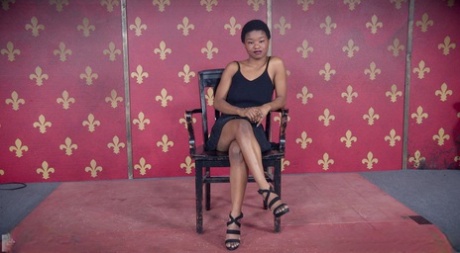 Связанную негритянскую рабыню Калисту Стоунм заставили сосать и есть киску в БДСМ втроем 2