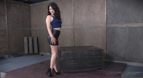 Молоденькая азиатка писается во время мастурбации и траха в горло в бондаже 2