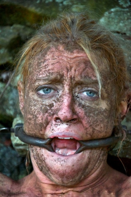 Секс-рабыни Дарлинг и Хейзел Гипнотик оказываются беспомощными в лесу 6