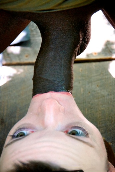 Покорные шлюшки Хейзел Гипнотик и Дарлинг наслаждаются тем, что их связывают в лесу 11