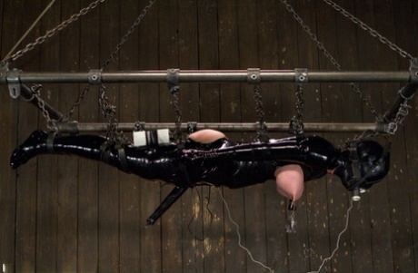 Ди Уильямс мастурбирует лесбиянка с садистскими наклонностями в бондаже 1