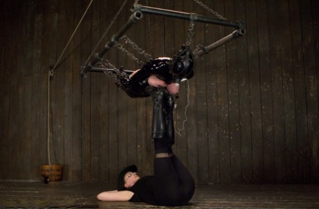 Ди Уильямс мастурбирует лесбиянка с садистскими наклонностями в бондаже 4