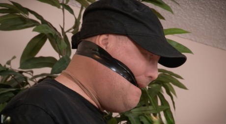 Стриптизерши Ди Уильямс и Алисса Линн оказываются связанными и сосут член 4