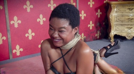 Связанную негритянскую рабыню Калисту Стоунм заставили сосать и есть киску в БДСМ втроем 15