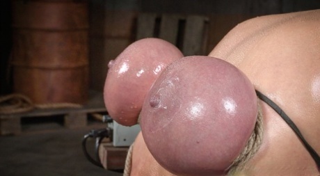 Цыпочка с волосами в рубашке терпит жестокий трах в лицо и пытки сиськами в подземелье 7