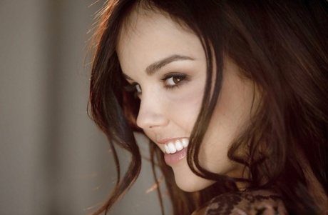 Молодая красотка Диллион Харпер показывает свое потрясающее тело и мастурбирует 3