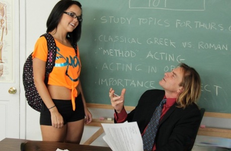 Студентка-брюнетка Диллион Харпер вступила в сексуальные отношения со своим учителем в классе 2