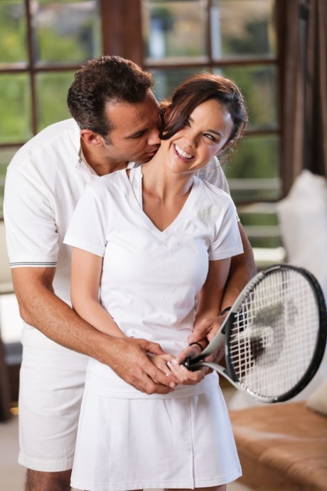 Модель реалити-шоу Диллион Харпер в короткой юбке ласкает свою большую грудь 2