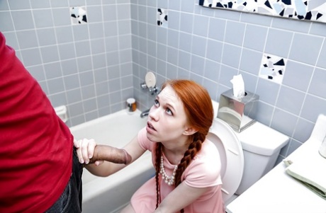 Натуральная рыжеволосая молоденькая Долли Литтл занимается оральным сексом с большим членом над ними с косичками 3