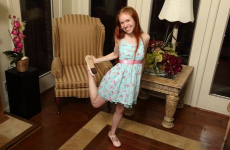 Рыжеволосая молоденькая Долли Литтл работает над своей розовой пиздой секс-игрушками и кулаком 3