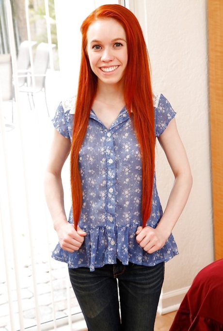 Рыжеволосая молоденькая первокурсница Долли Литтл широко раскрывает розовую пизду, растягивая ее 1