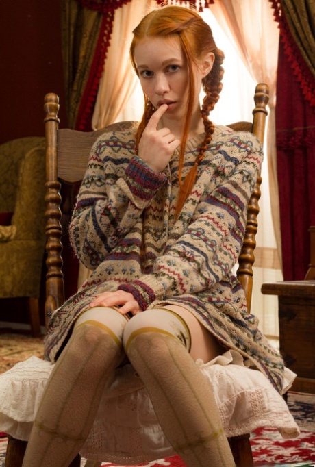 Молодо выглядящая рыжеволосая Долли Литтл раздевается в носках выше колена 3