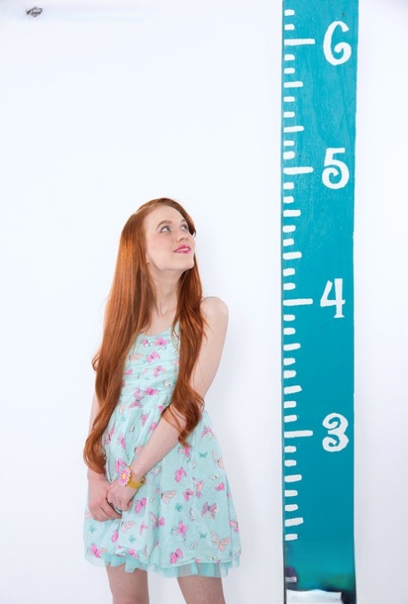 Молодо выглядящая рыжеволосая Долли Литтл обнажает свои маленькие сиськи в милых трусиках 1