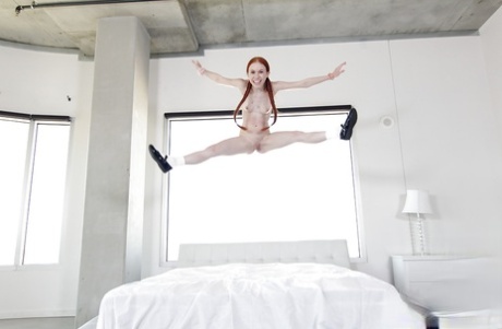 Молоденькая рыжеволосая Долли Литтл обнажает бритую киску в косичках и носках 14