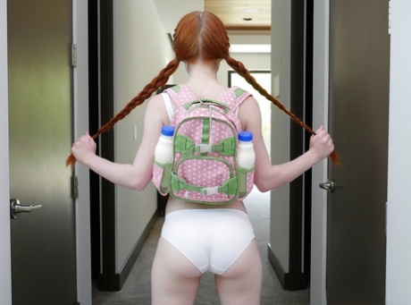 Школьница Долли Литтл снимает юбку и трусы для великолепной сольной игры 12