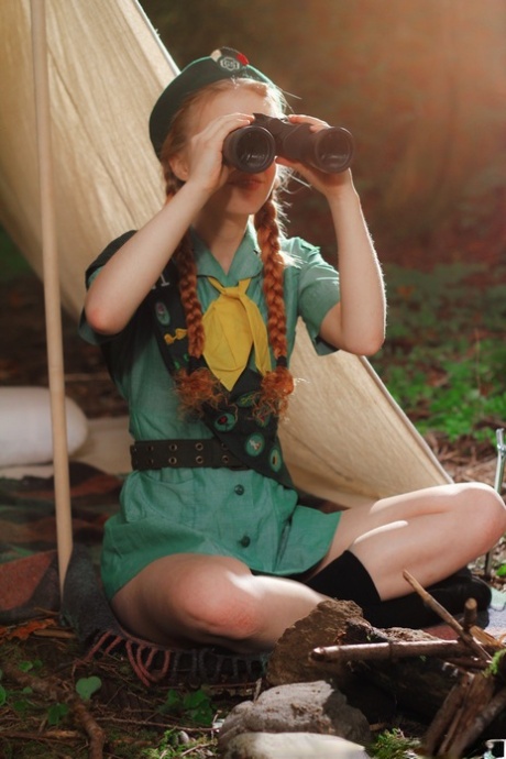 Рыжеволосая девочка-скаут Долли Литтл раздевается перед своей палаткой в берете 9