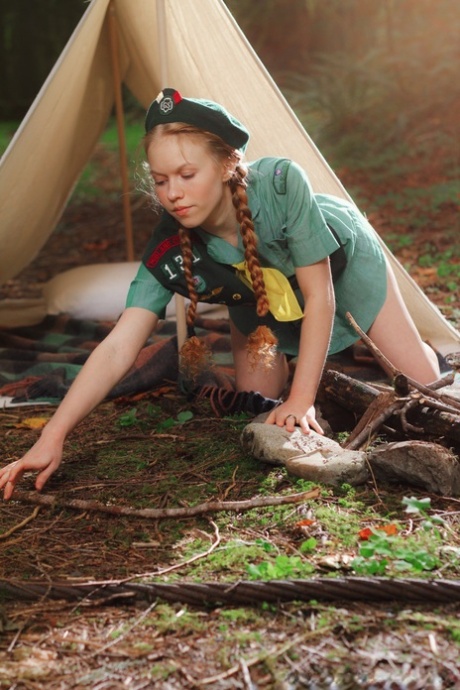 Рыжеволосая девочка-скаут Долли Литтл раздевается перед своей палаткой в берете 5