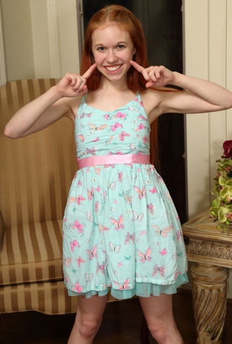 Рыжеволосая молоденькая Долли Литтл работает над своей розовой пиздой секс-игрушками и кулаком 2