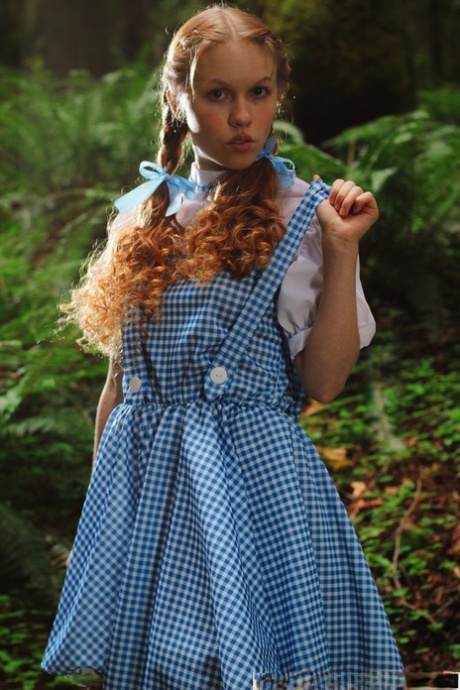 Очаровательная рыжеволосая молоденькая Долли Литтл раздевается догола в белых носочках в лесу 9