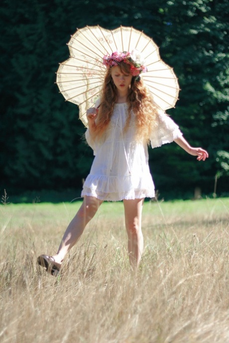 Очаровательная рыжеволосая молоденькая Долли Литтл держит зонтик, пока раздевается 4