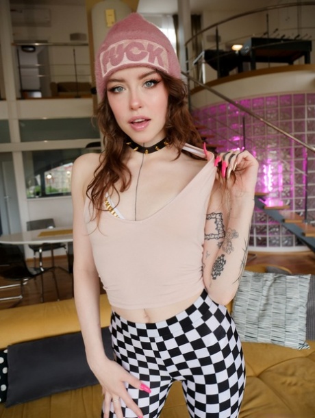 Татуированная девушка Иден Айви надевает ток во время двойного проникновения 1