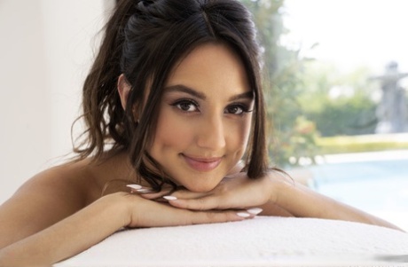 Красивая молоденькая латиноамериканка Элиза Ибарра уверенно раздевается полностью 18