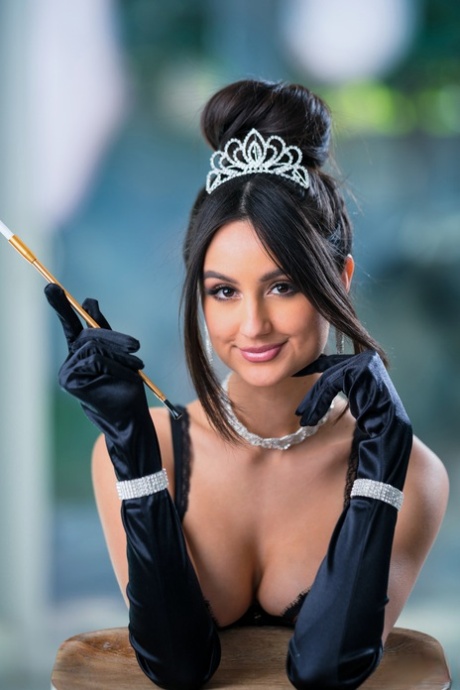 Молоденькая латиноамериканка Элиза Ибарра соблазняет своего друга-мужчину в черном нижнем белье и нейлоновых чулках 8