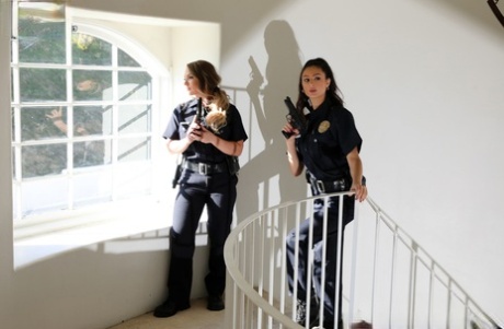 Элиза Ибарра истекает спермой со своего подбородка после межрасового минета с полицейскими 2