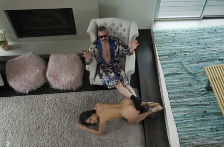 Обнаженную брюнетку Элизу Ибарру используют как подставку для ног перед сексуальными отношениями 1