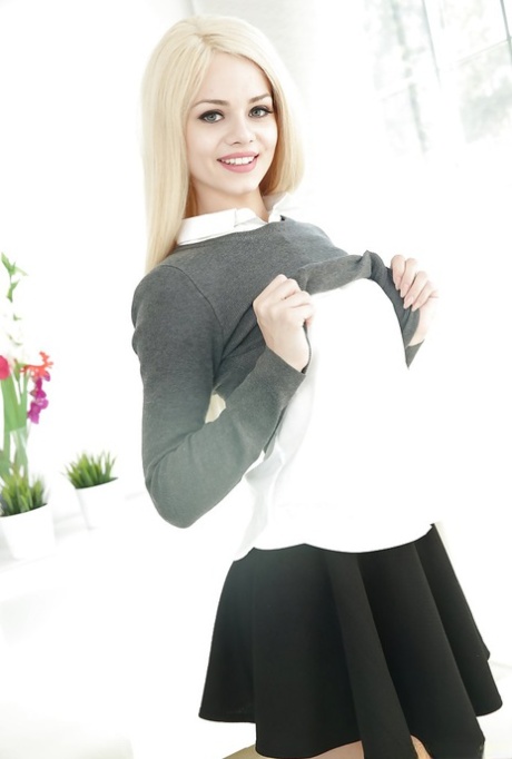 Симпатичная блондинка любительница Эльза Джин раздевается до носков выше колена 5