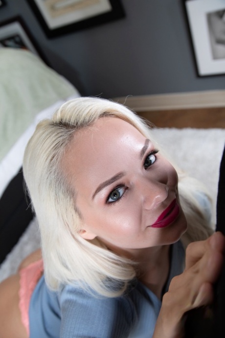 Платиновая блондинка сосет и трахается с большим членом в стиле POV 5