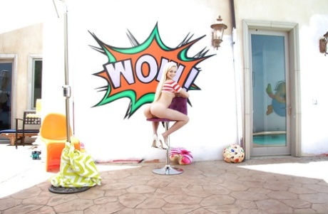 Молодая порнозвезда Эльза Джин демонстрирует загнутые назад половые губы после того, как сняла шорты 11