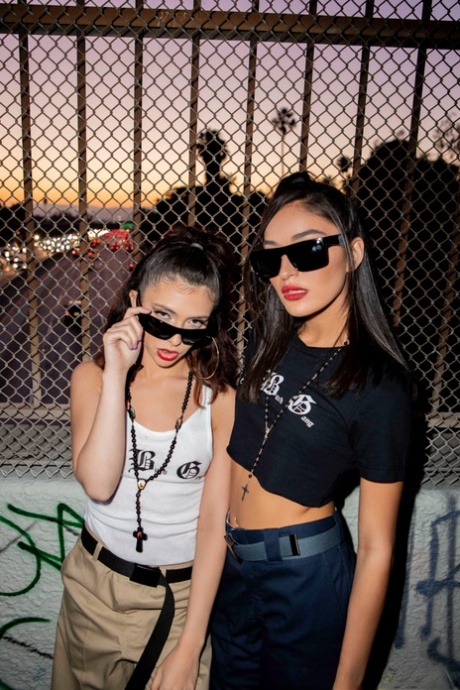 Латиноамериканские подростки Эмили Уиллис и Джейн Уайлд принимают большой черный член в свой черный ход 5