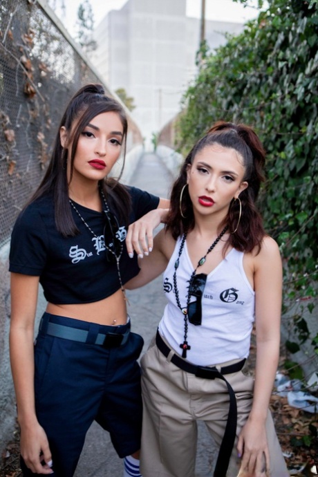 Знойные латиноамериканки Эмили Уиллис и Джейн Уайлд трахаются на Чёрный хуй в грязные задницы 4