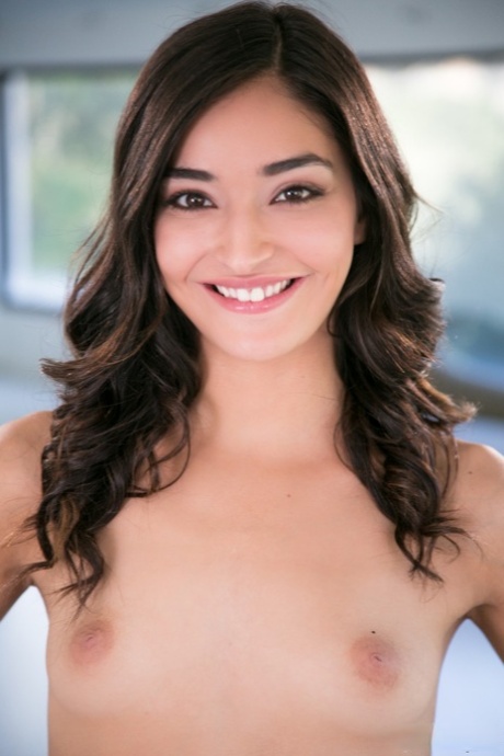 Сладкая молоденькая снимает лифчик и трусики, чтобы позировать обнаженной на каблуках 12