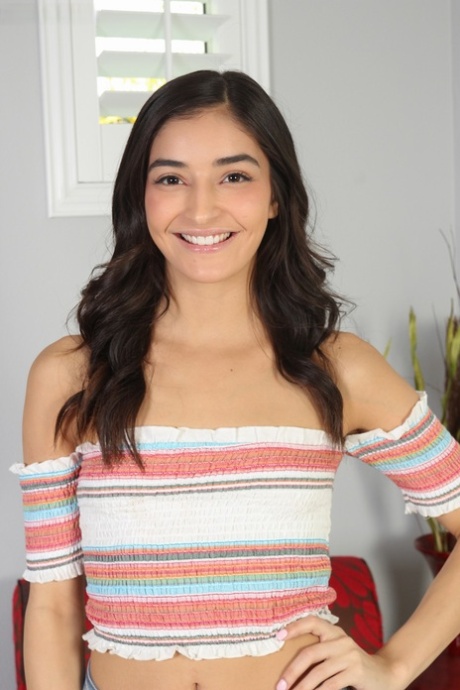 Молоденькая брюнетка -Эмили Уиллис обнажает крошечные сиськи, когда полностью раздевается 1